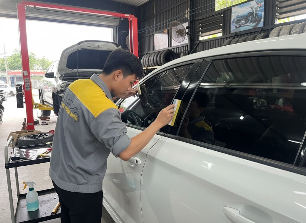 Thi công dán phim cách nhiệt chuyên nghiệp