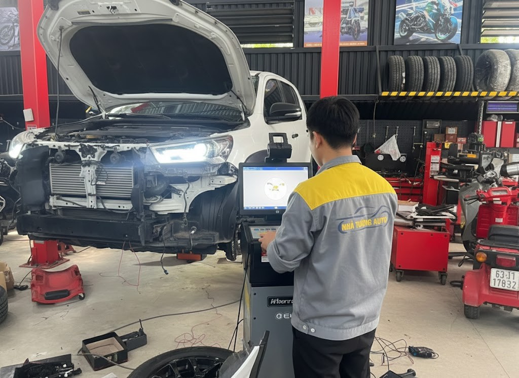 Kỹ thuật viên Nhã Tường Auto đang căn chỉnh đèn Bi Laser