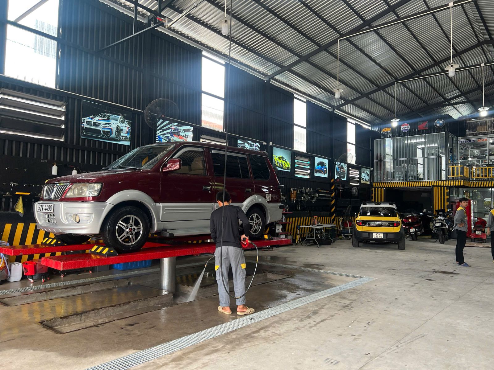 Lớp bùn đất bám chặt vào bánh xe và gầm xe ô tô